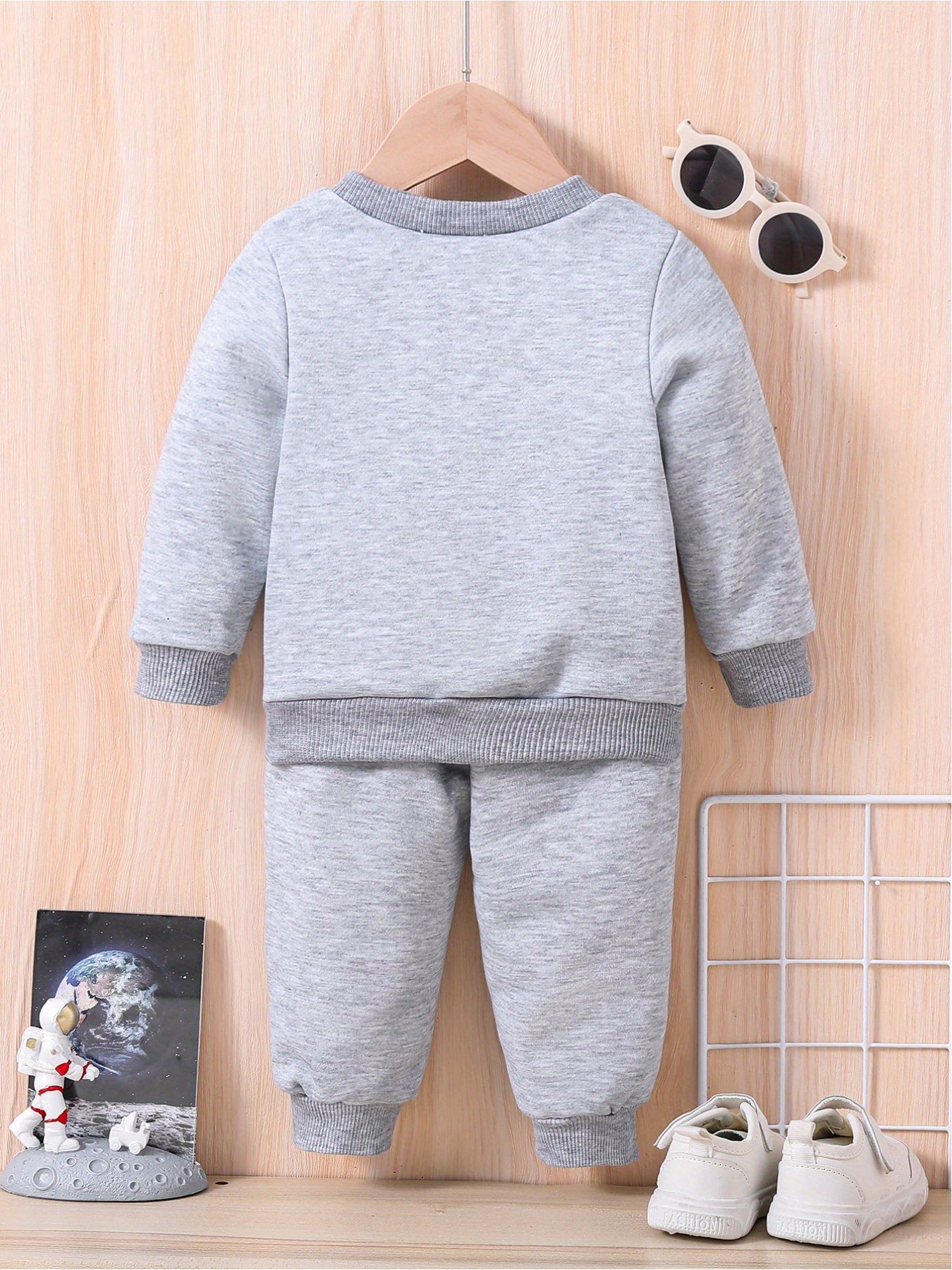 Girls 2-Piece Set, Long Sleeve Round Neck Sweatshirt With Graphic, Solid Color Casual Jogger Pants, Cozy Matching Outfit