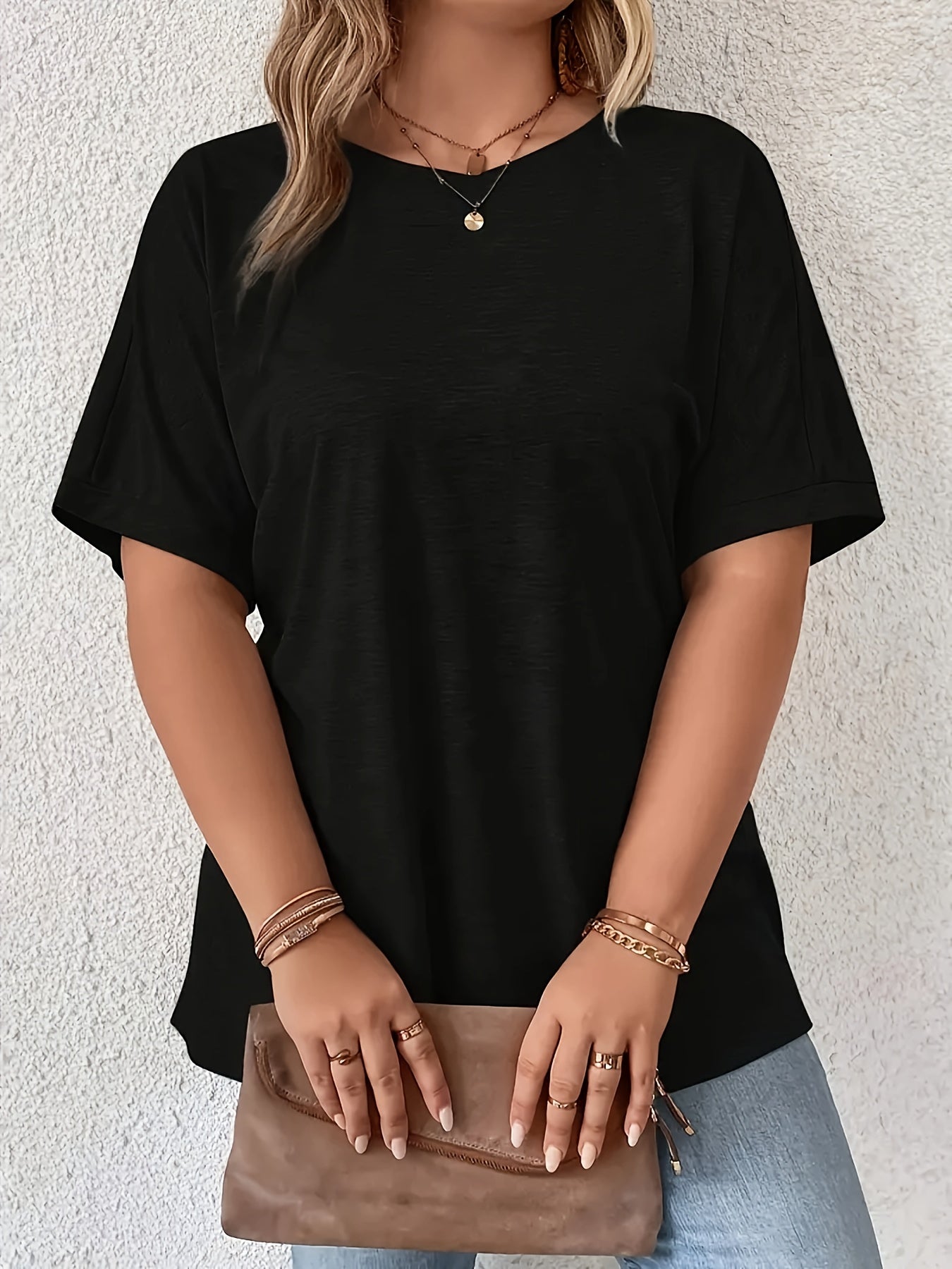 Plus Size ComfortFit T-Shirt with Handy Pockets - Solid Crew Neck Design - Effortless Casual Style for Curvy Women