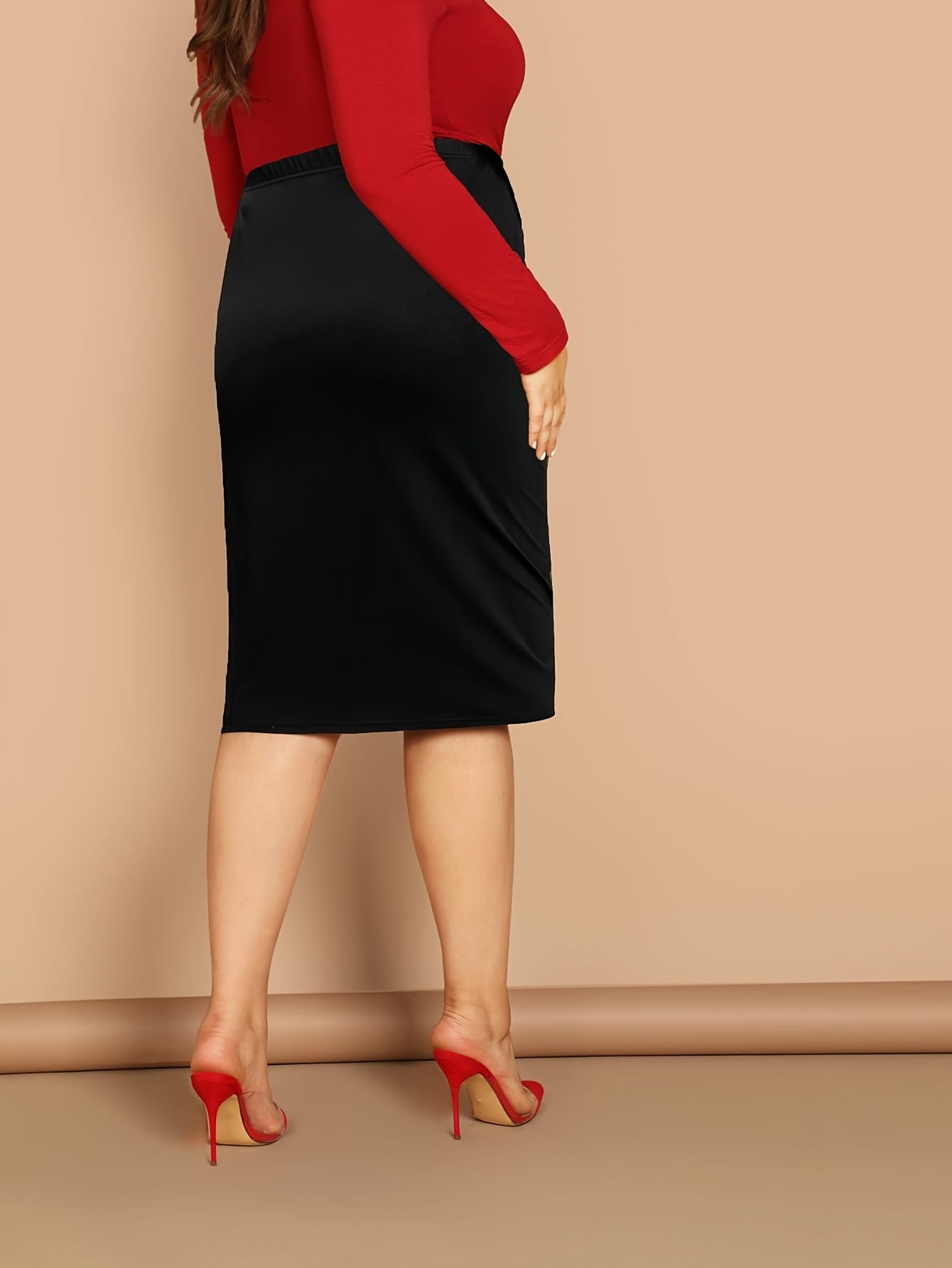 Plus Size Solid Pencil Skirt - Vibrant Solid Color, Streamlined Silhouette, Comfortable Stretchy Waistband, Knee-Length - Perfect for Warm Weather, Designed for Curvy Women