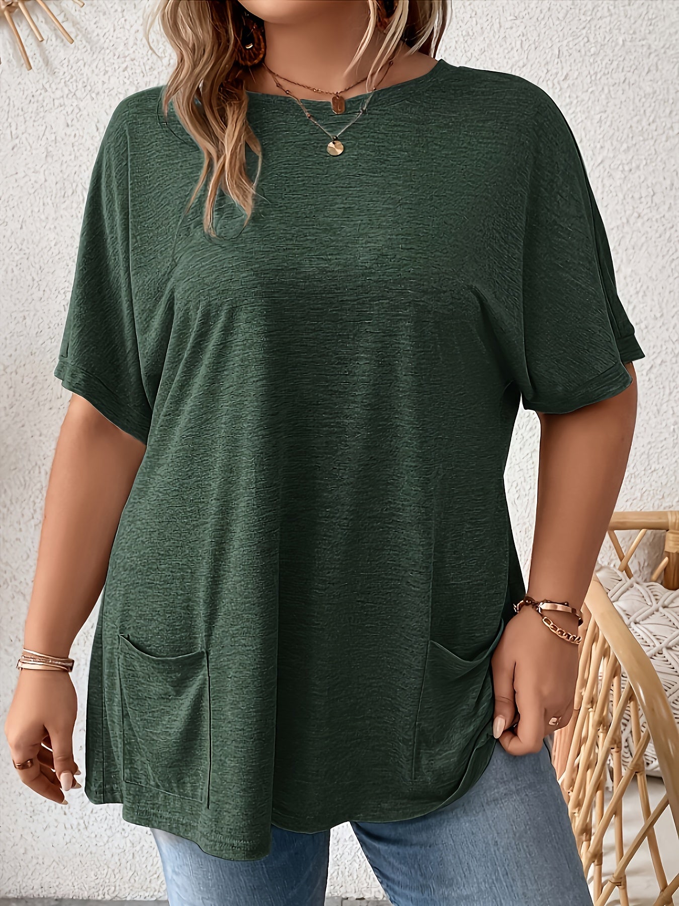 Plus Size Solid Color Pocket T-shirt - Flattering Batwing Sleeve, Classic Crew Neck, Casual Relaxed Fit, Convenient Pocket - Perfect for Spring and Summer, Womens Plus Size Clothing